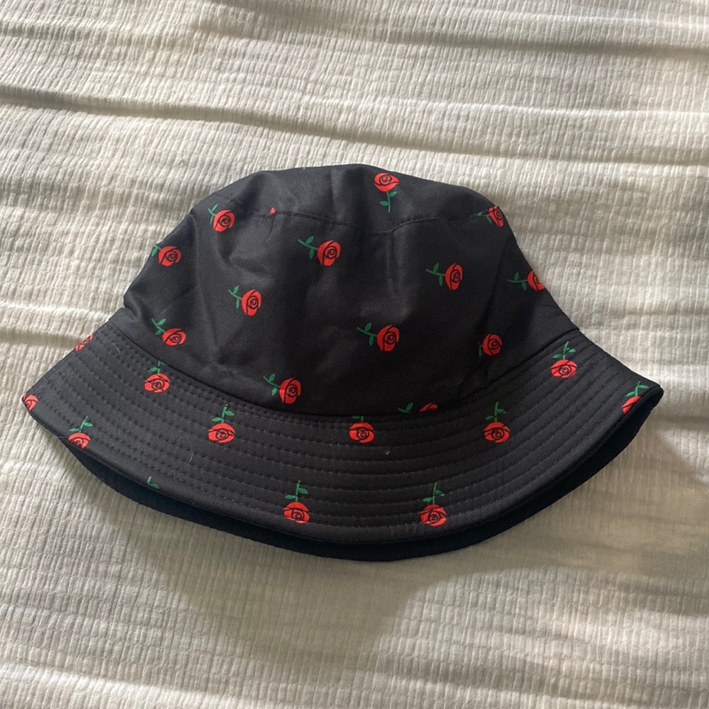 REVERSIBLE BUCKET Hat in Solid Black and with Red Roses